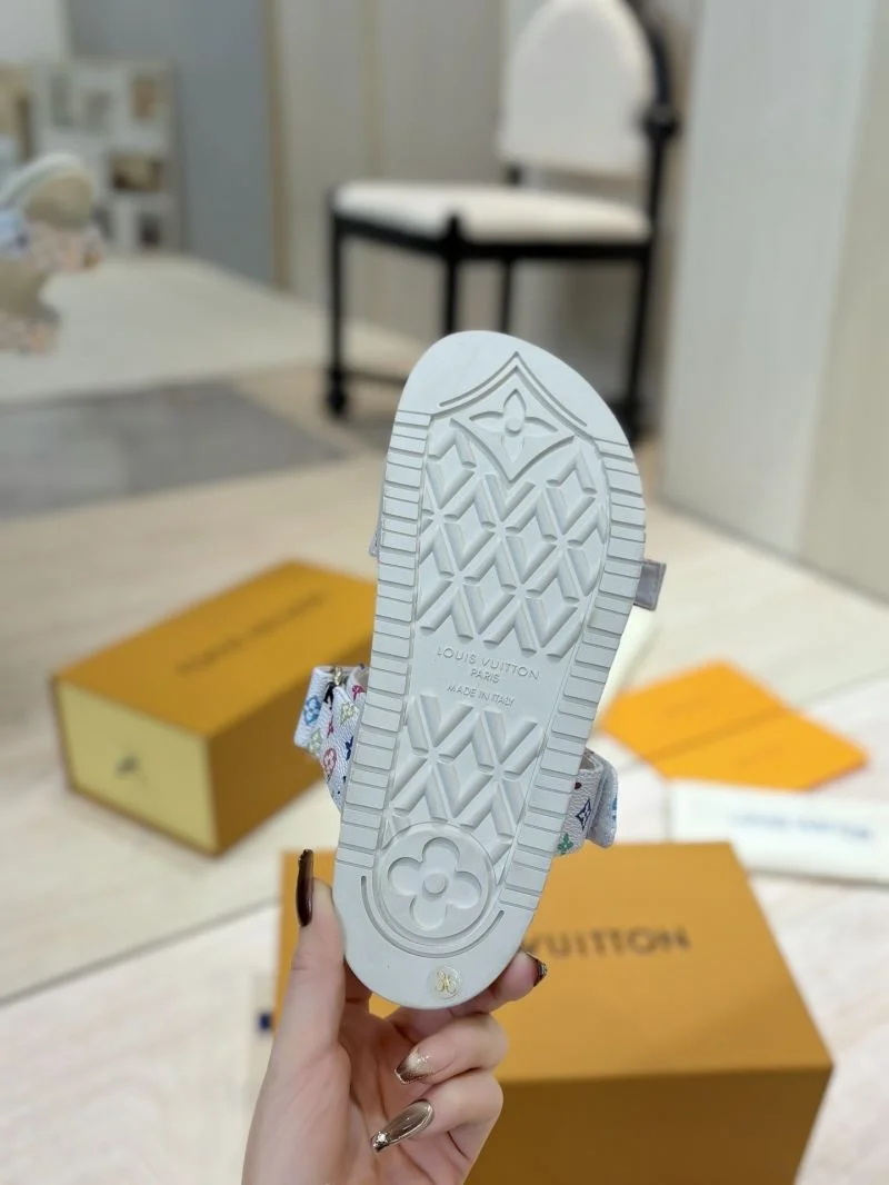 ModernLook Louis Vuitton Slippers 31064