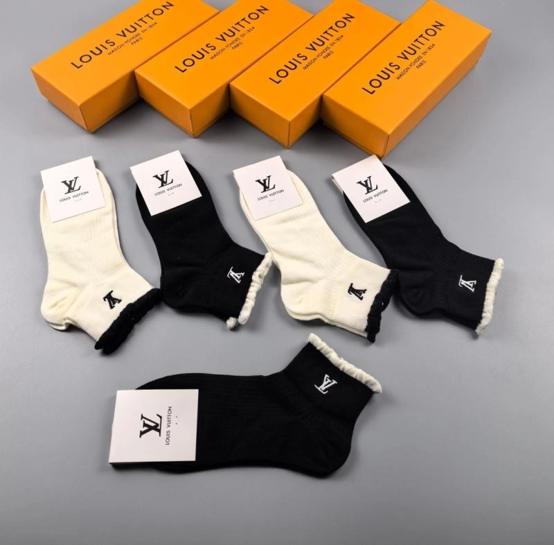 Flexible Louis Vuitton Socks 273606
