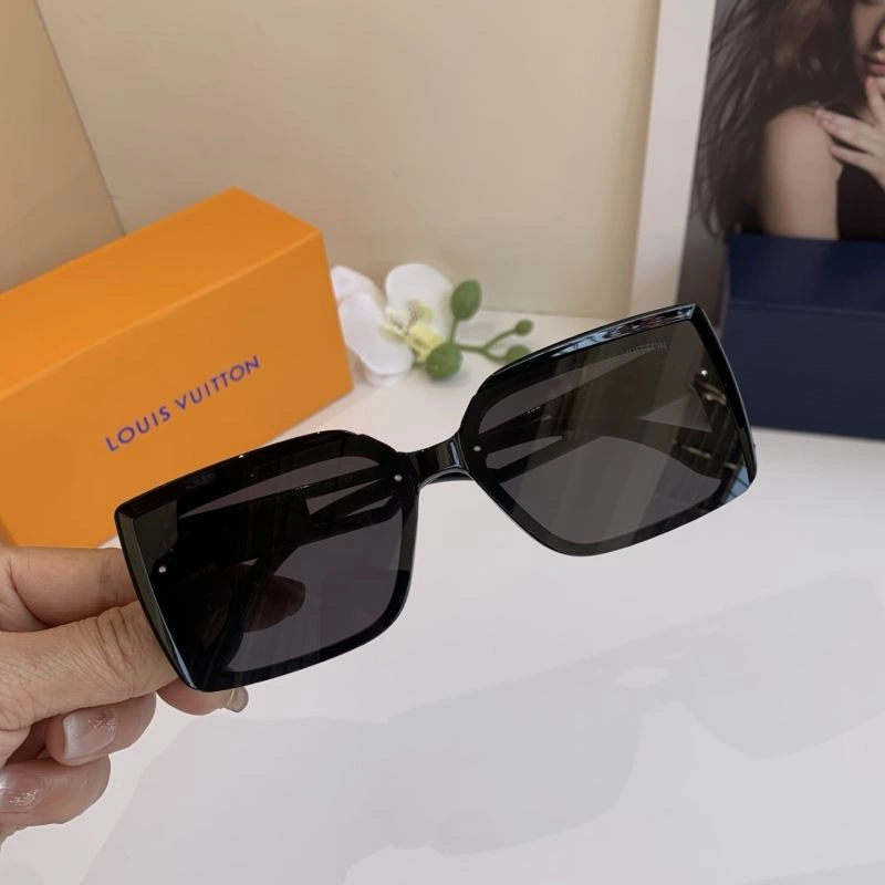 Lightweight Louis Vuitton Sunglasses 280762