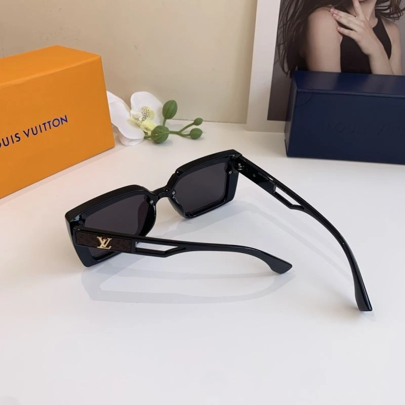 Lightweight Louis Vuitton Sunglasses 280762
