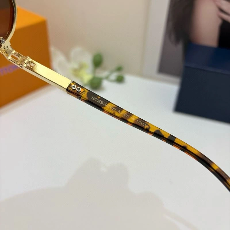 Minimalist Louis Vuitton Sunglasses 280726