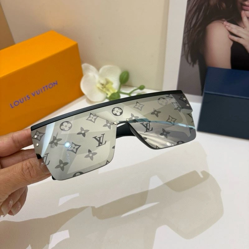 Sleek Louis Vuitton Sunglasses 280694