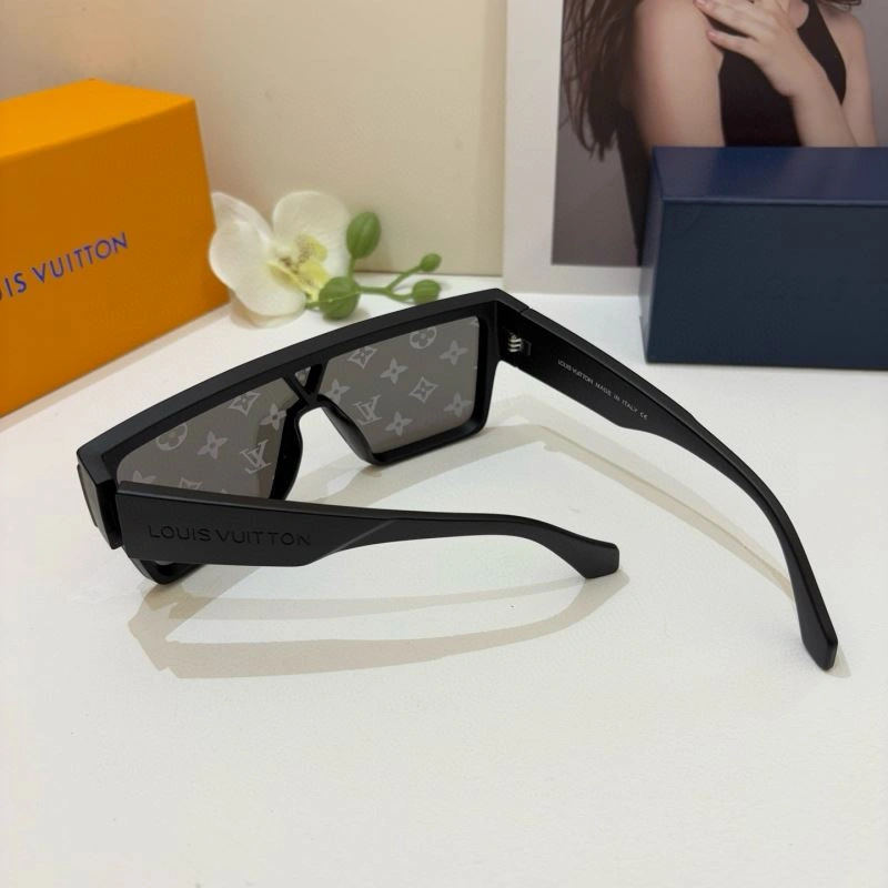 Sleek Louis Vuitton Sunglasses 280694