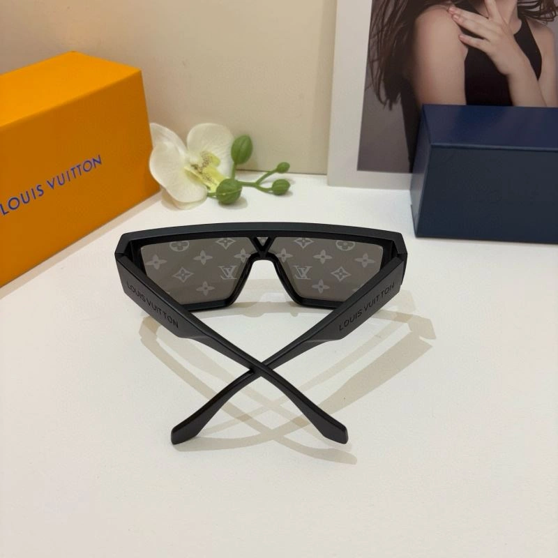 Sleek Louis Vuitton Sunglasses 280694
