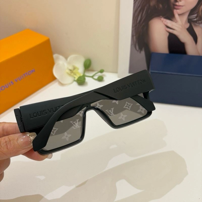 Sleek Louis Vuitton Sunglasses 280694