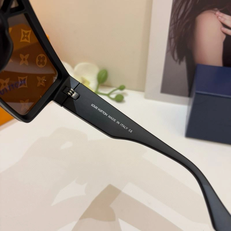 Sleek Louis Vuitton Sunglasses 280694
