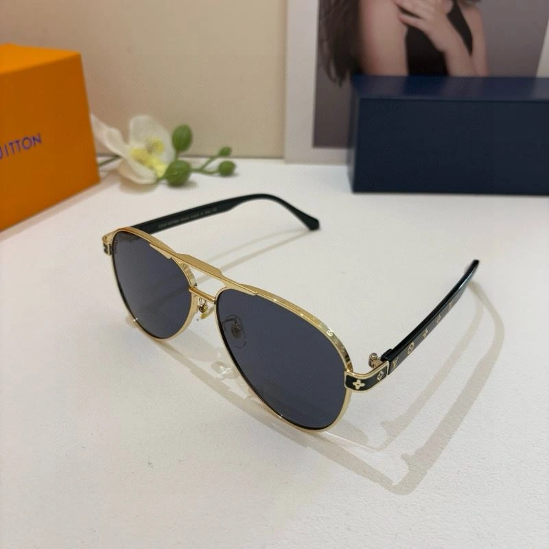Compact Louis Vuitton Sunglasses 280693