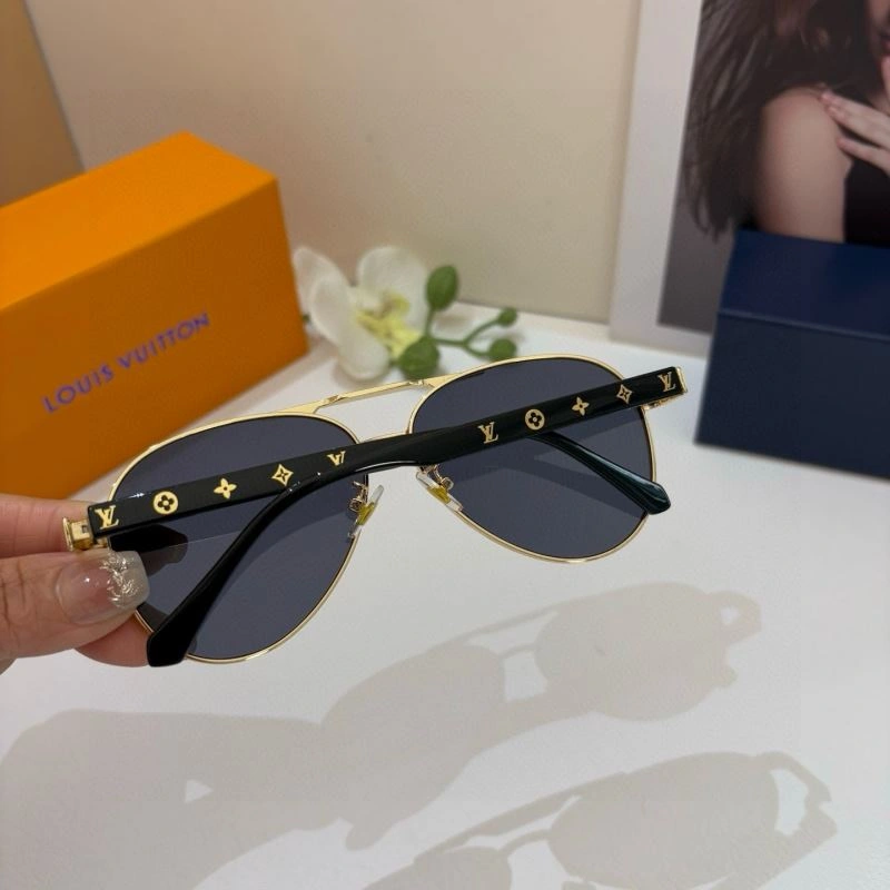 Compact Louis Vuitton Sunglasses 280693