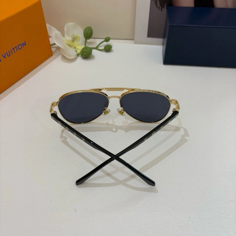 Compact Louis Vuitton Sunglasses 280693