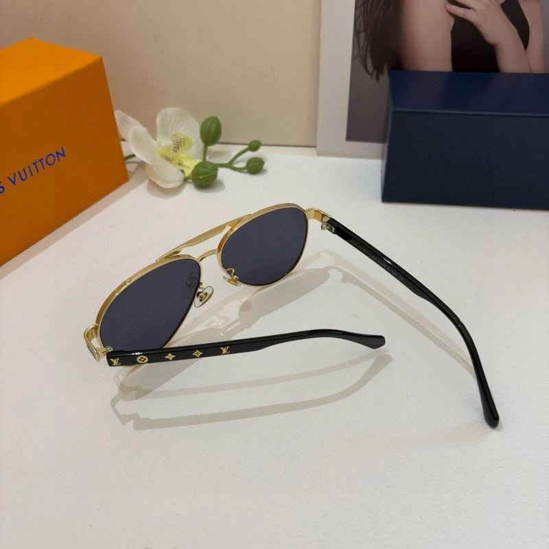 Compact Louis Vuitton Sunglasses 280693