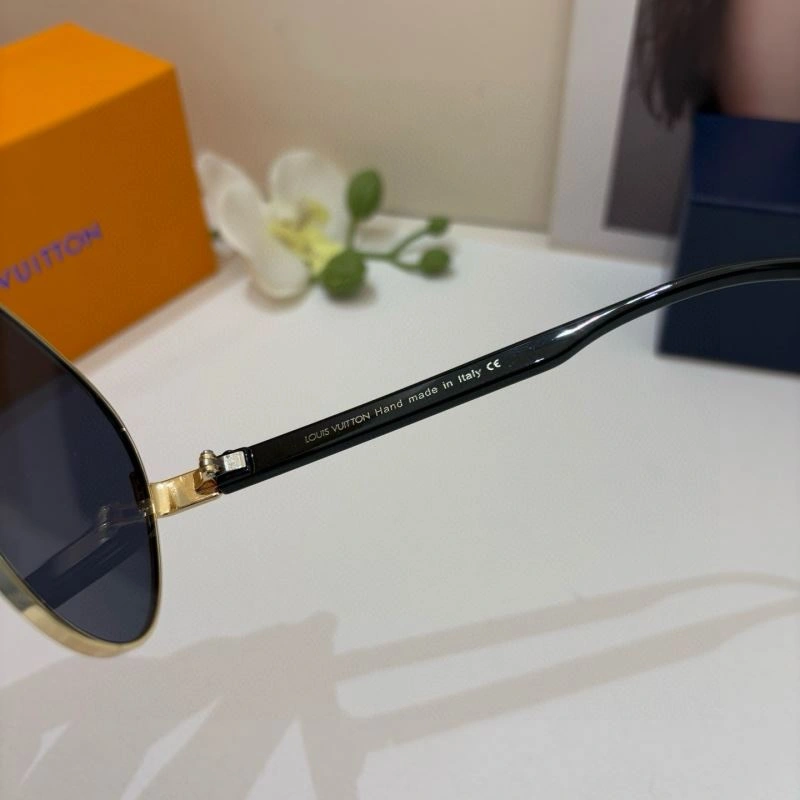 Compact Louis Vuitton Sunglasses 280693
