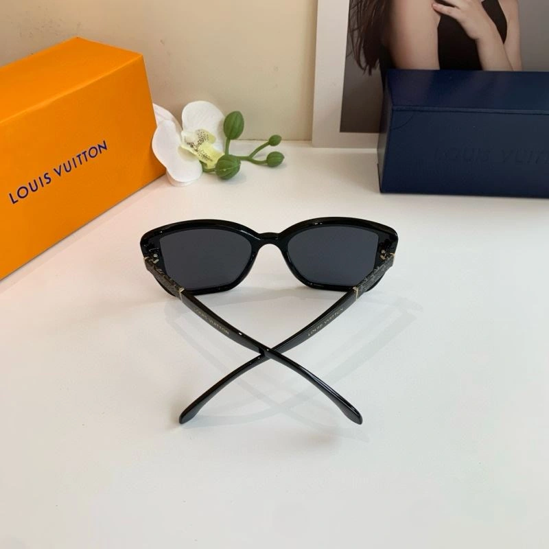 MoistureWicking Louis Vuitton Sunglasses 280681