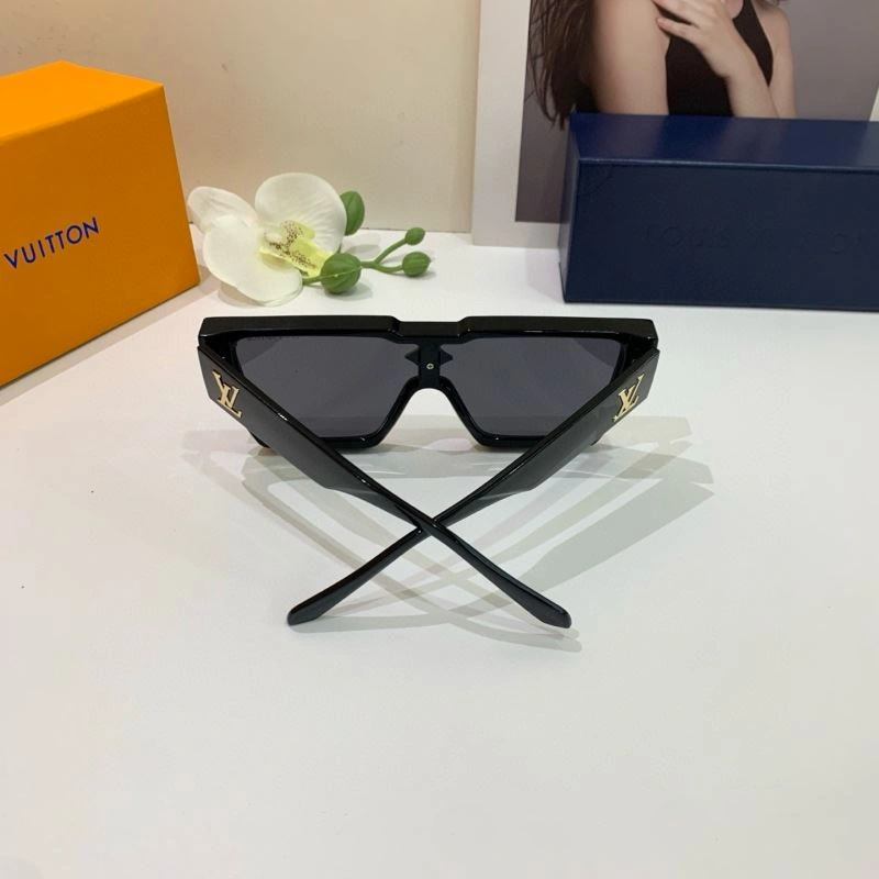 Louis Vuitton Sunglasses SportInspired 280597