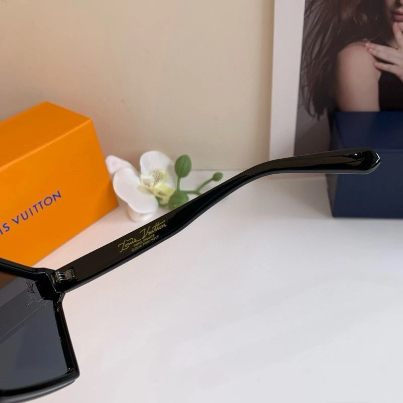 Lightweight Louis Vuitton Sunglasses 280573