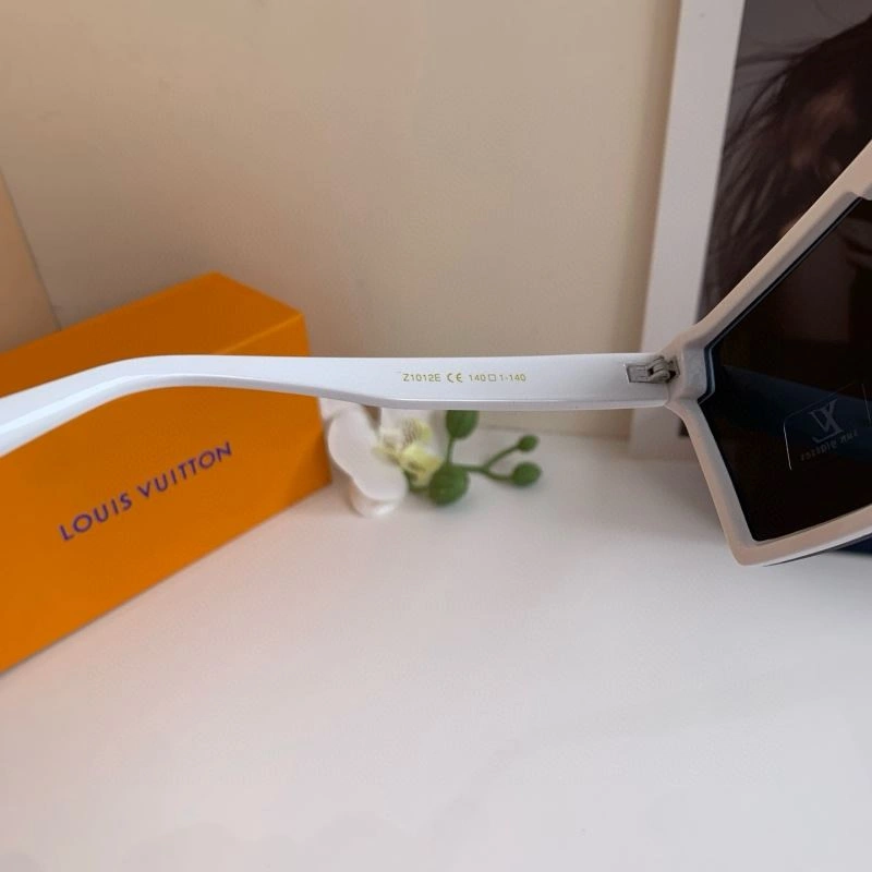 Louis Vuitton Sunglasses Youthful 280569