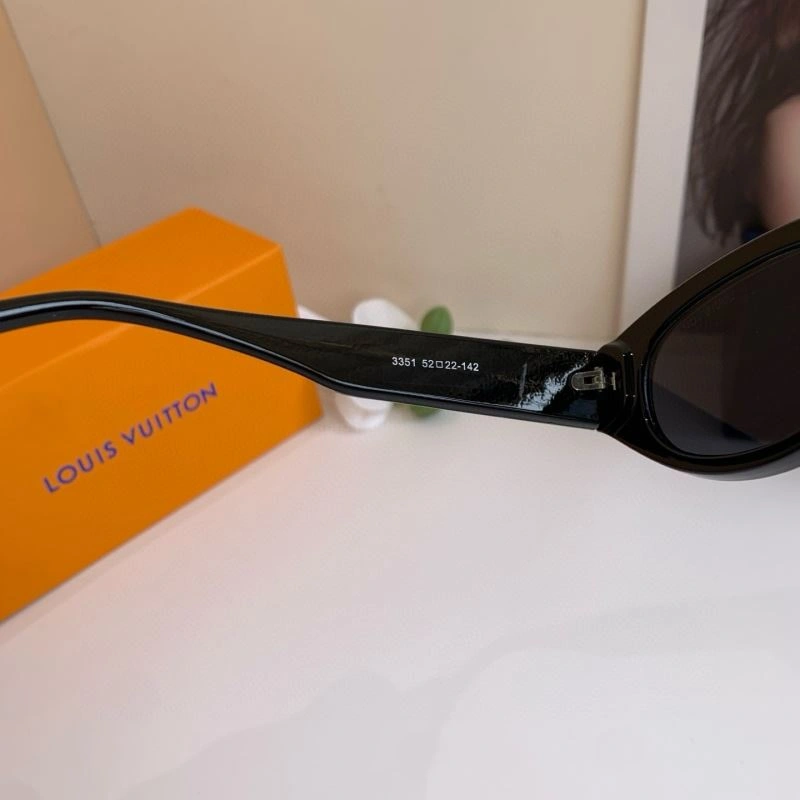 Unisex Louis Vuitton Sunglasses 280564