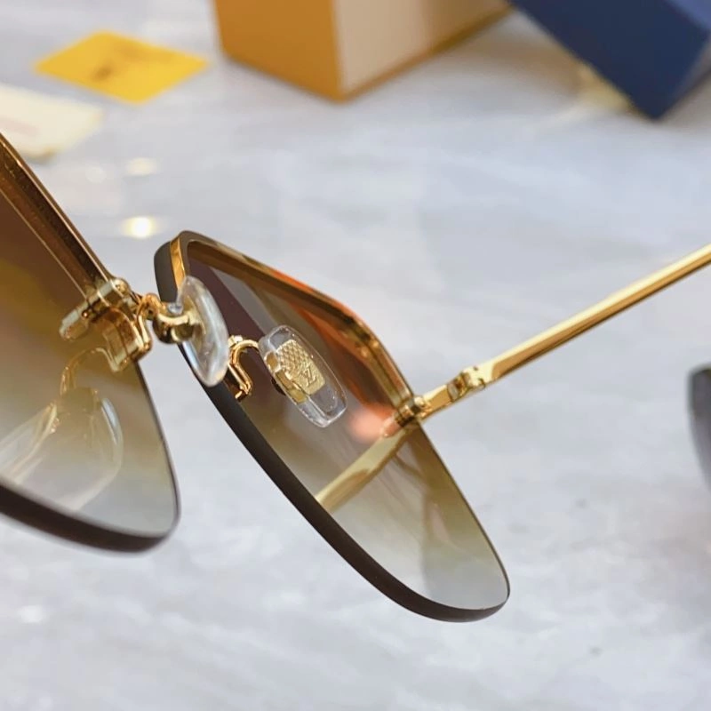 Lightweight Louis Vuitton Sunglasses 280557