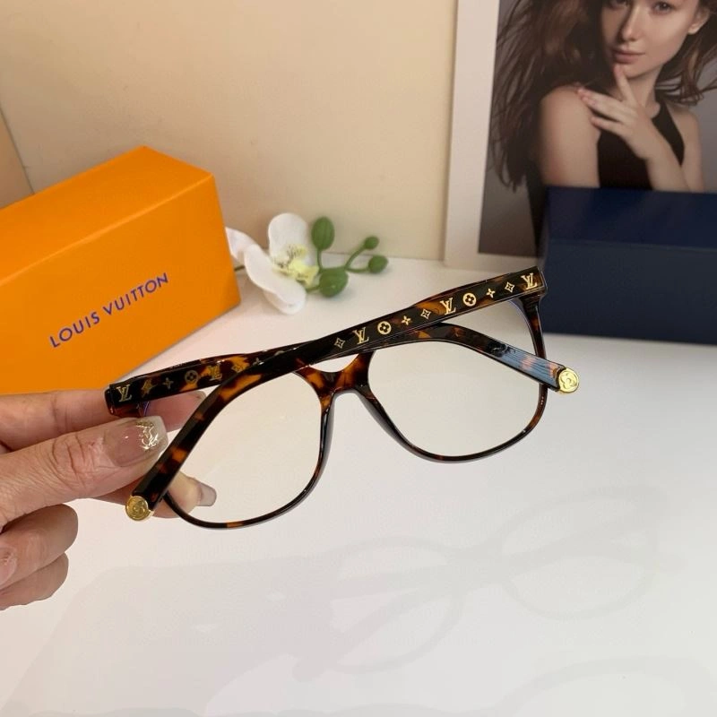 Louis Vuitton Sunglasses Functional 280524