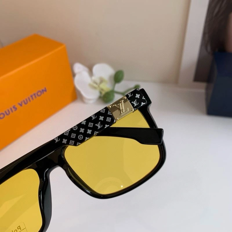Snug Louis Vuitton Sunglasses 280497