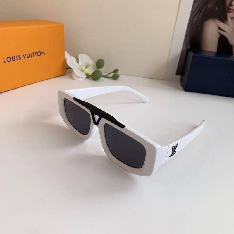 Louis Vuitton Sunglasses Attractive 280425