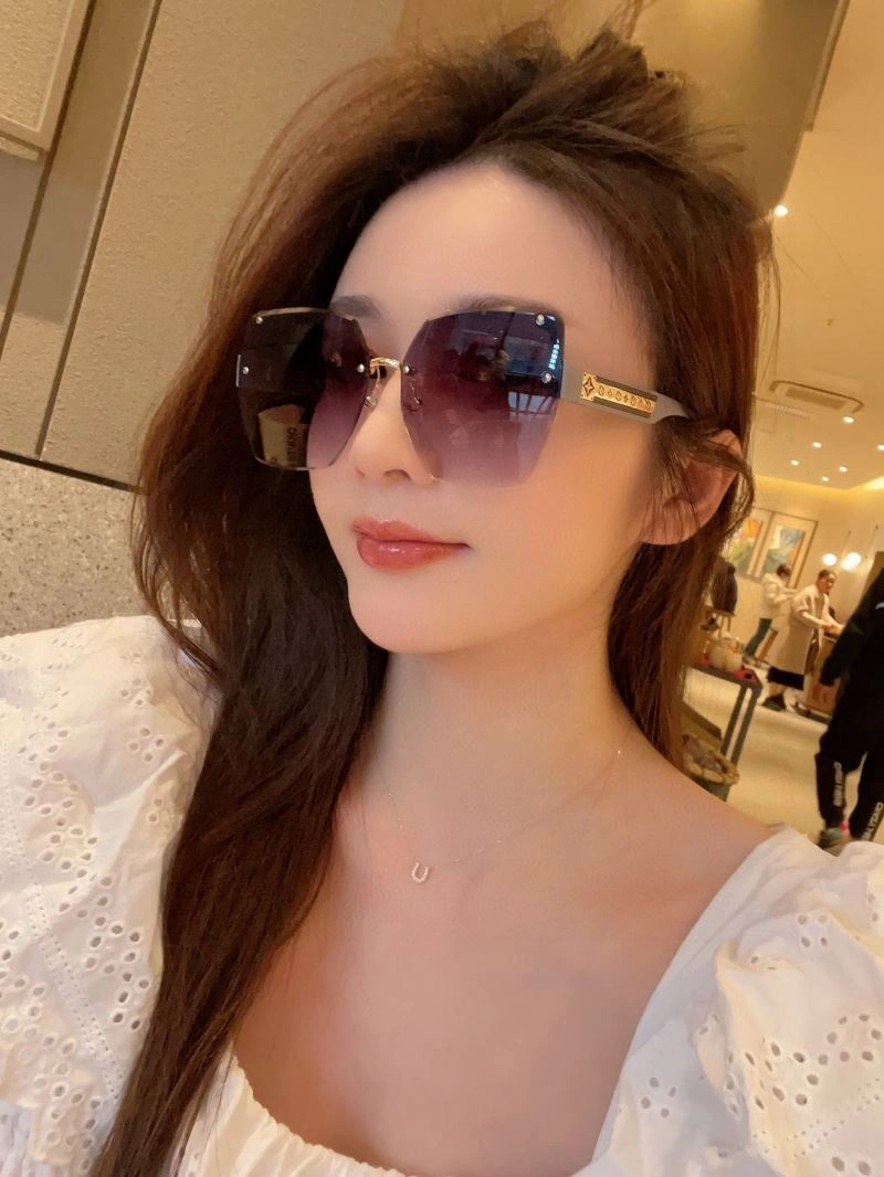 Bright Louis Vuitton Sunglasses 280851