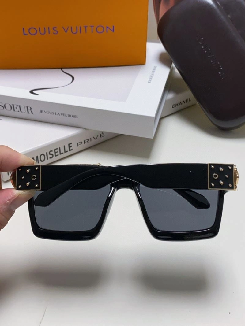 Louis Vuitton Sunglasses Youthful 280819
