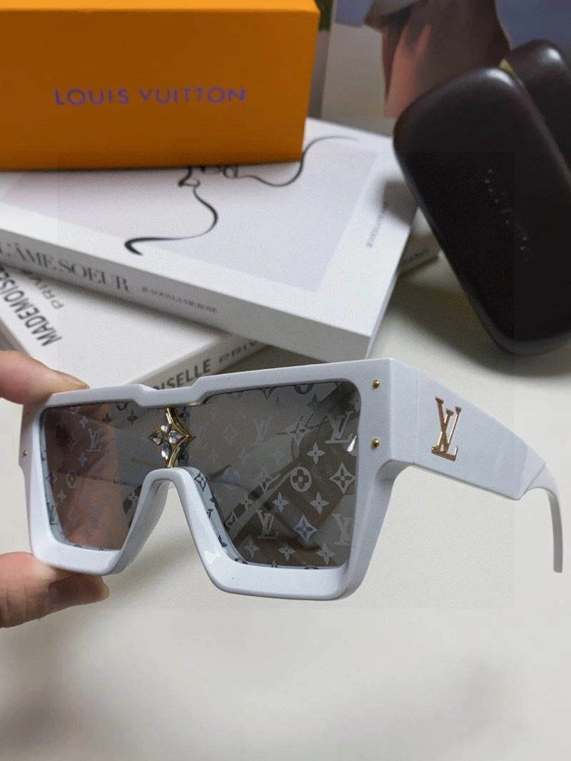 Effortless Louis Vuitton Sunglasses 280837