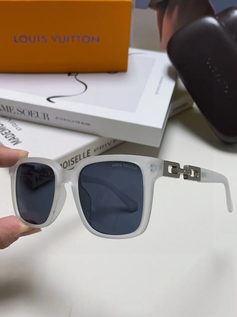 Minimalist Louis Vuitton Sunglasses 280822