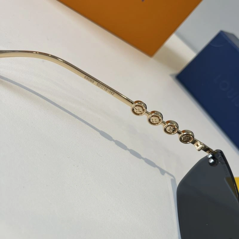 Louis Vuitton Sunglasses Functional 280809