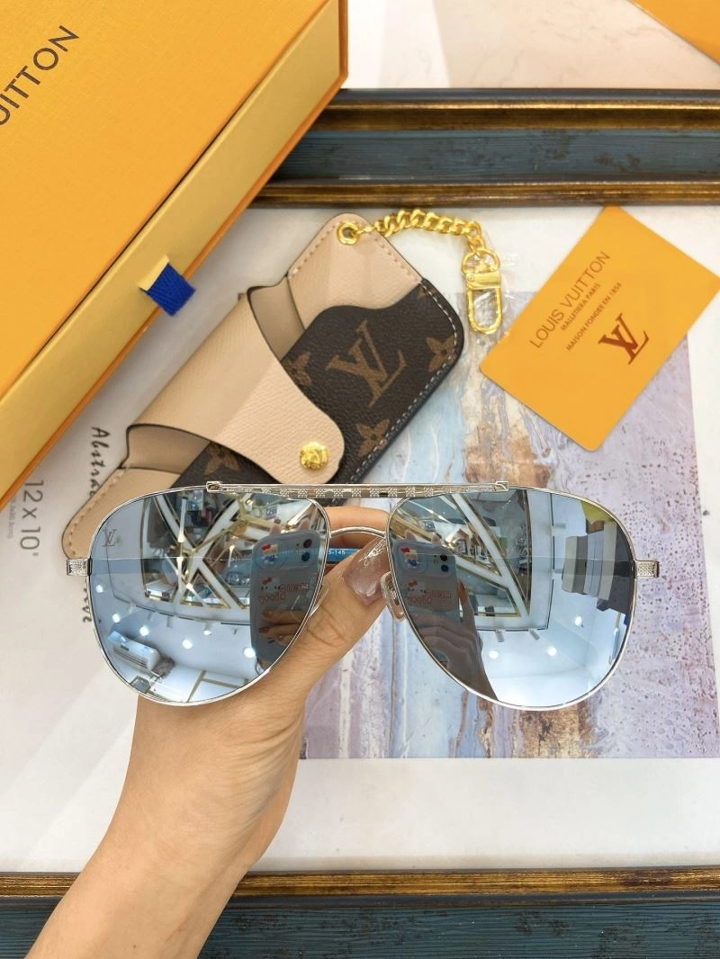 Snug Louis Vuitton Sunglasses 281162