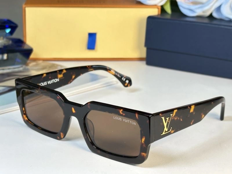 Lightweight Louis Vuitton Sunglasses 281094