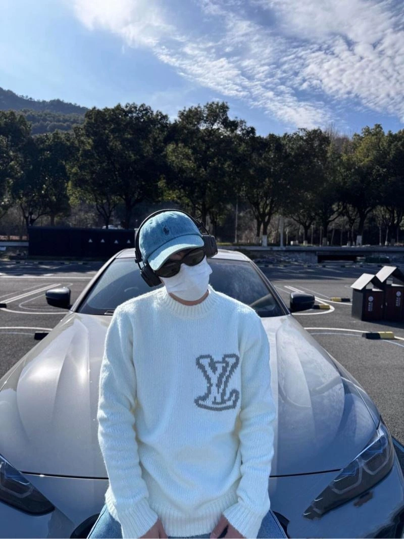 Lightweight Louis Vuitton Sweaters 138495