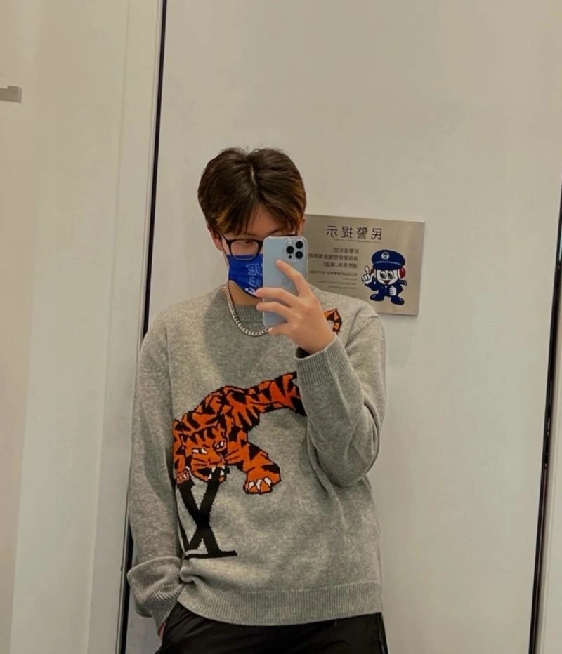 Stretchable Louis Vuitton Sweaters 138504