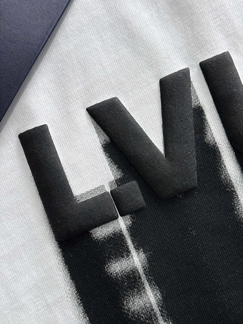Premium Louis Vuitton T-Shirts 139209