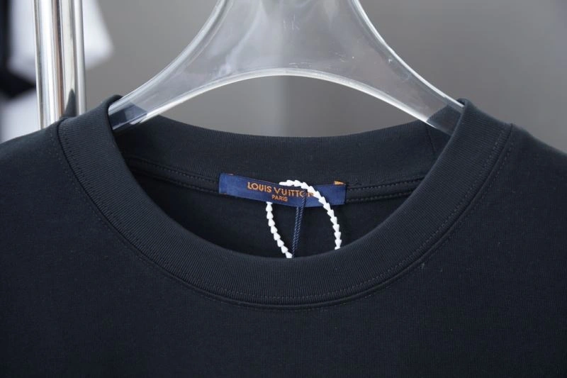 Unisex Louis Vuitton T-Shirts 138457