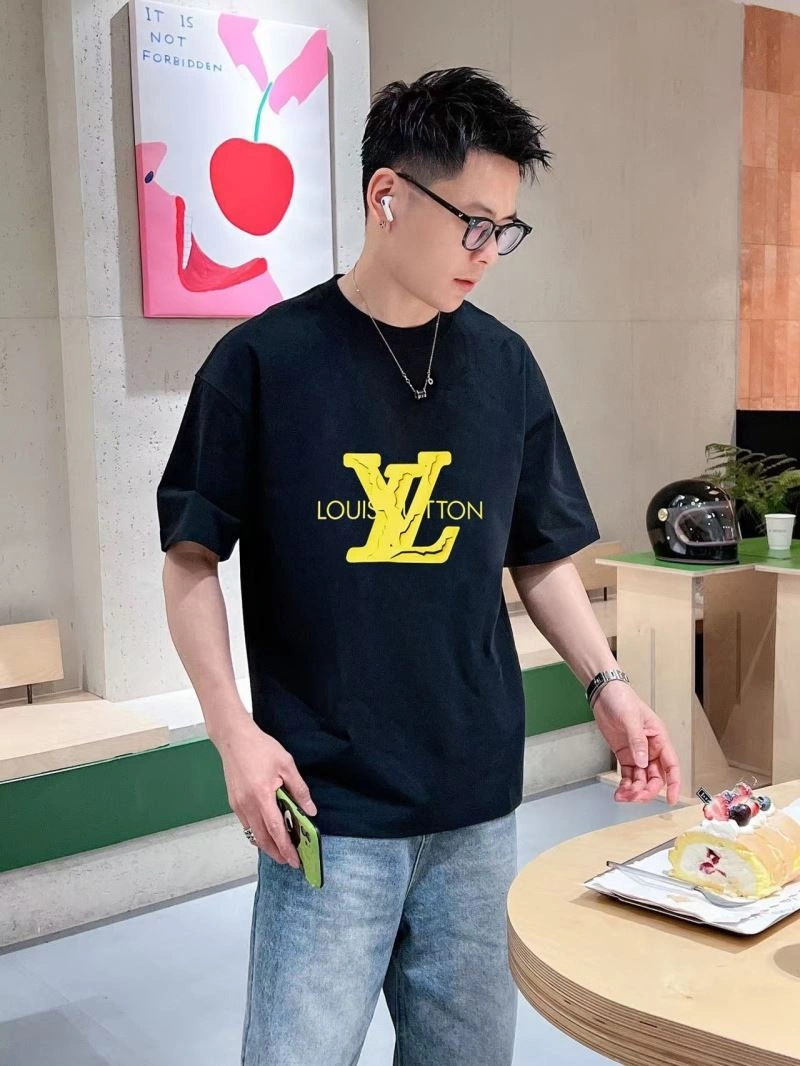 Unisex Louis Vuitton T-Shirts 138457