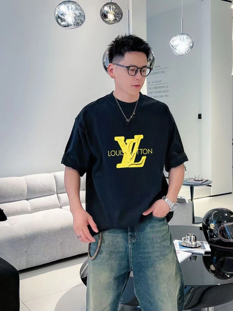 Unisex Louis Vuitton T-Shirts 138457
