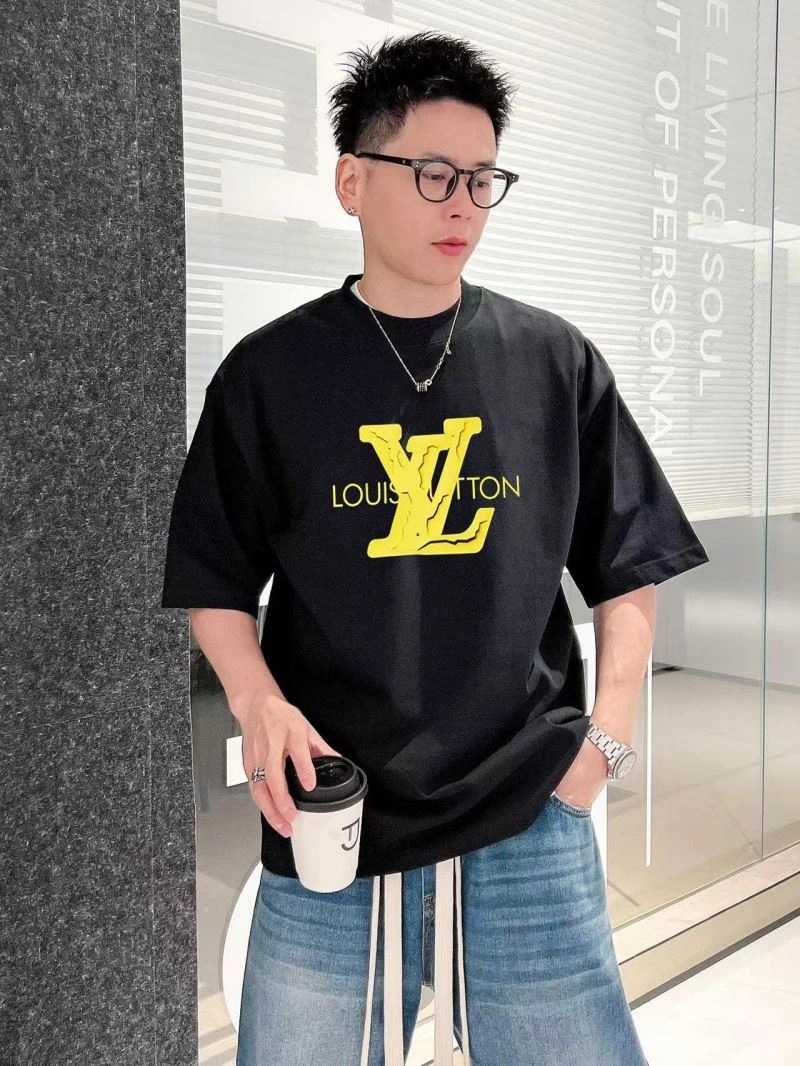 Unisex Louis Vuitton T-Shirts 138457