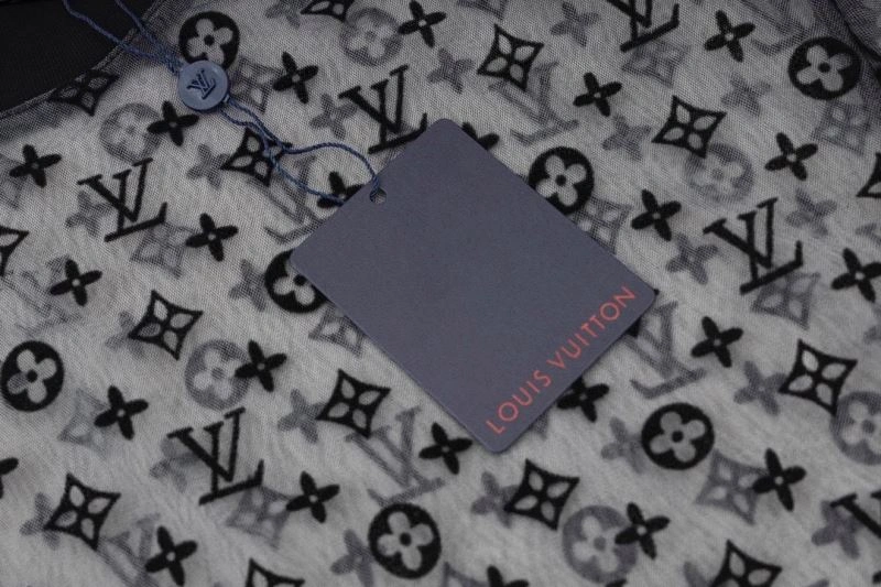 Functional Louis Vuitton T-Shirts 138438