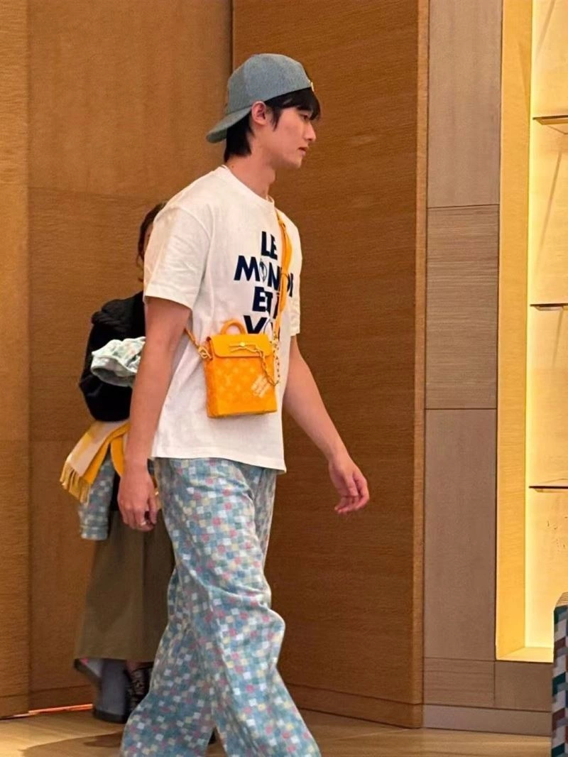 Bold Louis Vuitton T-Shirts 138368