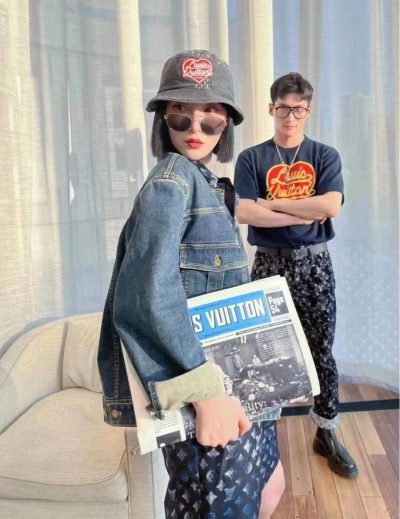 Contemporary Louis Vuitton T-Shirts 138361