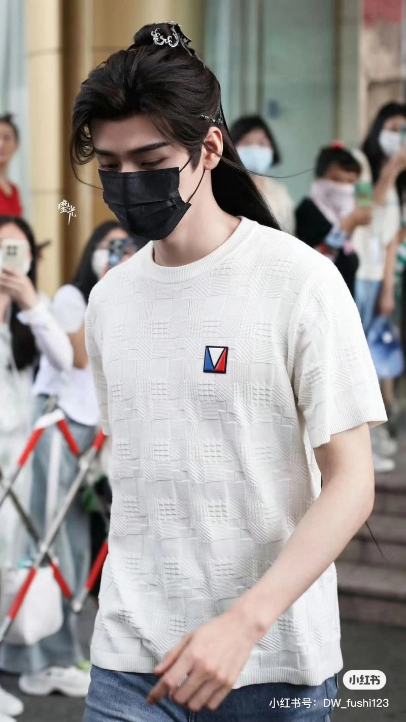 Premium Louis Vuitton T-Shirts 138353