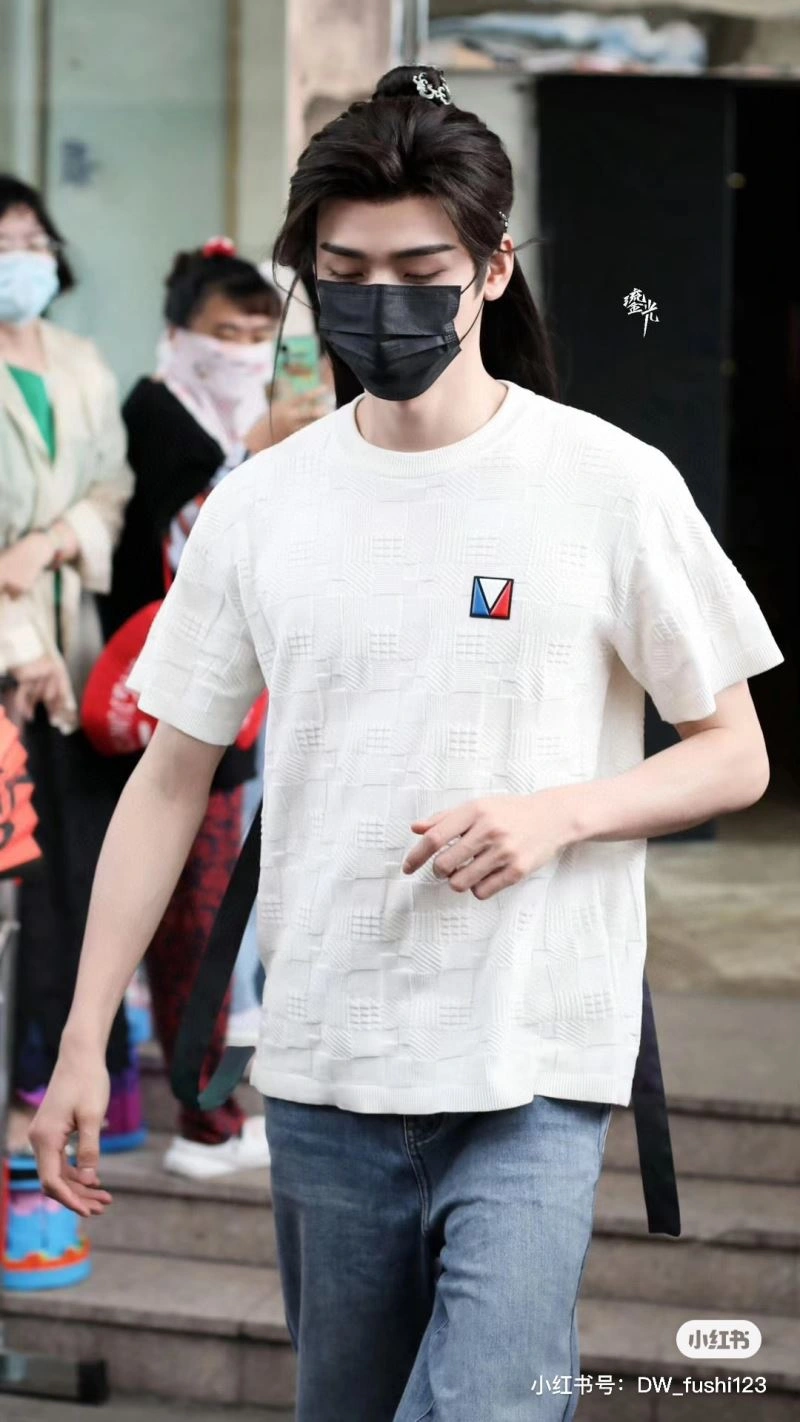 Premium Louis Vuitton T-Shirts 138353