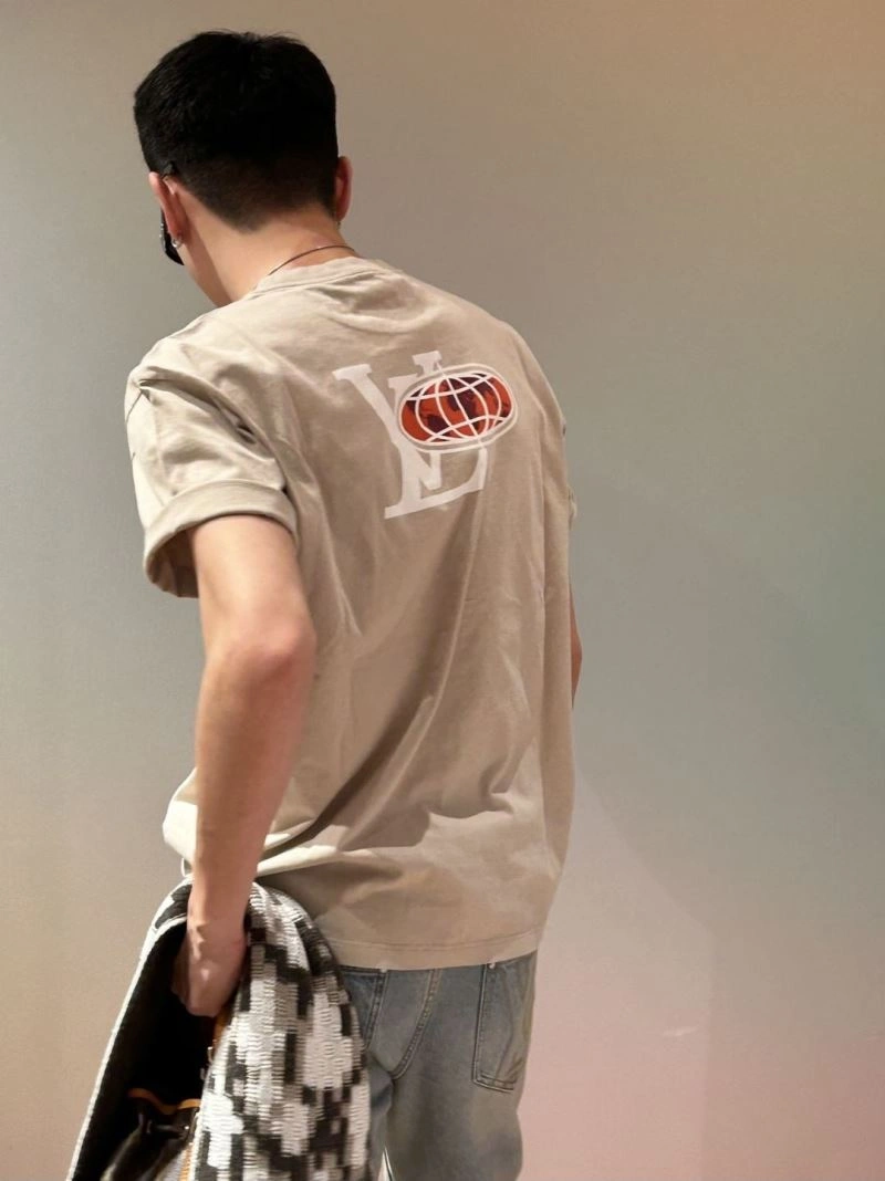 Premium Louis Vuitton T-Shirts 138342