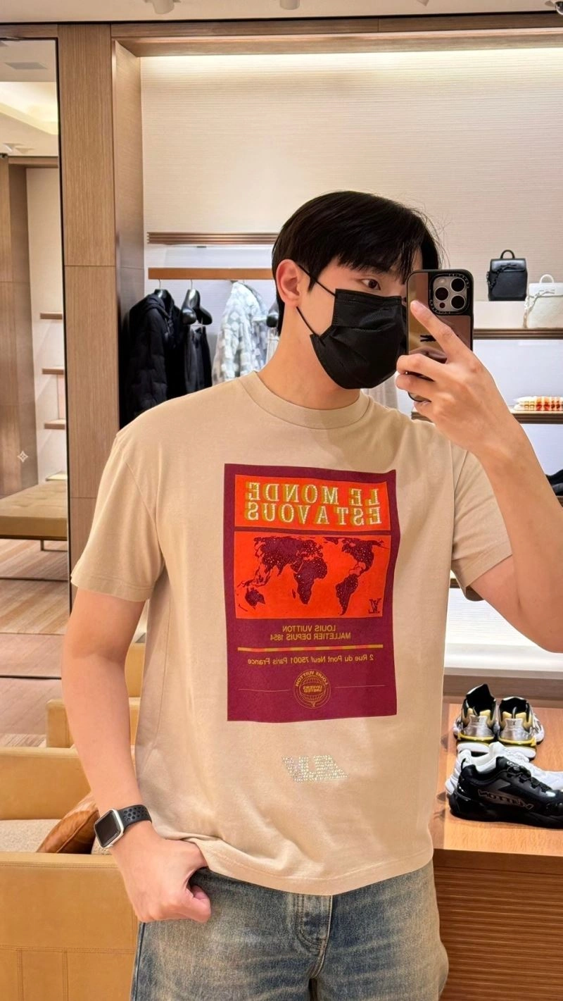 Premium Louis Vuitton T-Shirts 138342
