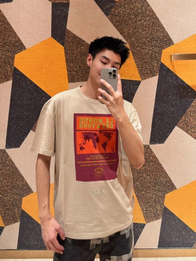 Premium Louis Vuitton T-Shirts 138342