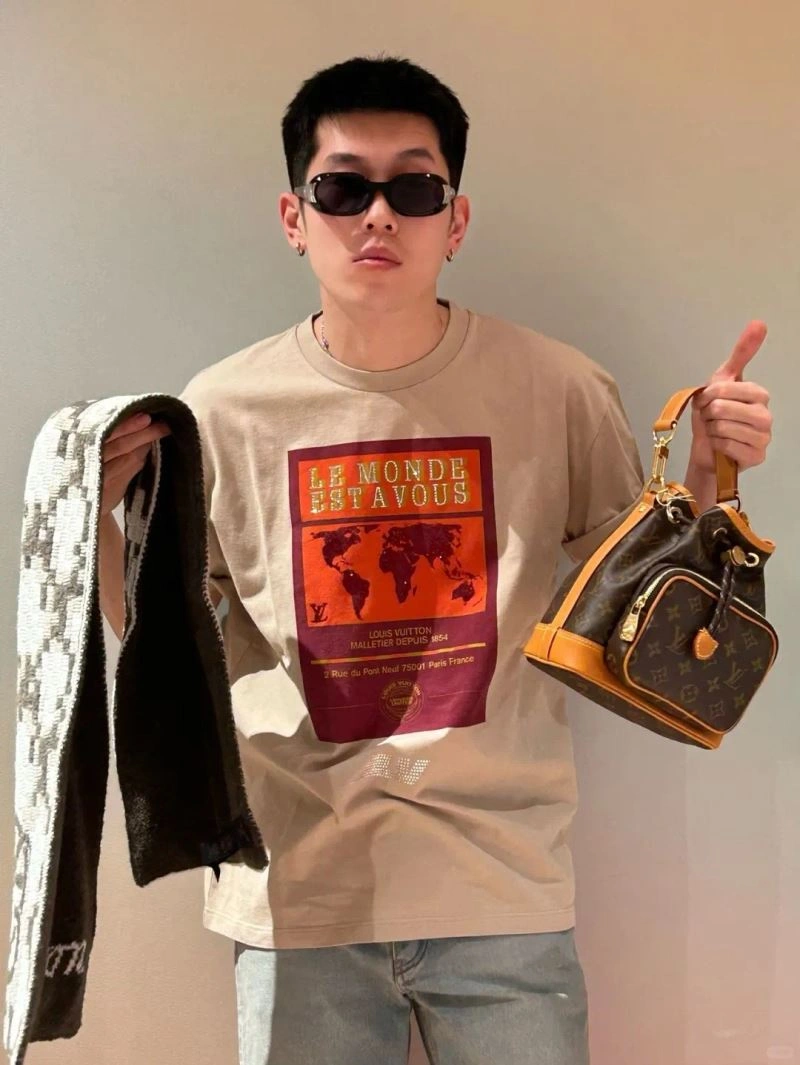 Premium Louis Vuitton T-Shirts 138342