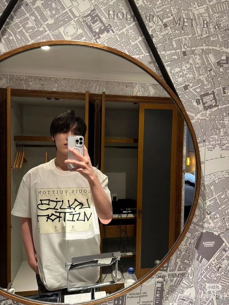 ModernLook Louis Vuitton T-Shirts 138261