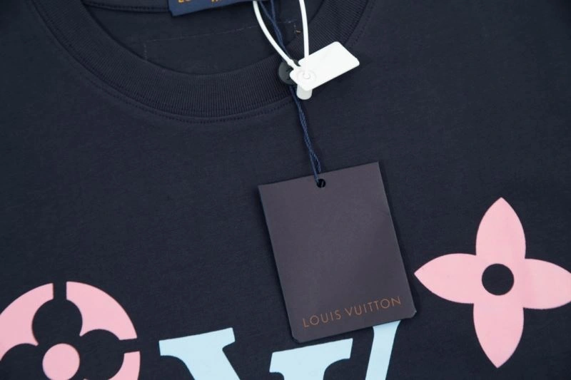 Sporty Louis Vuitton T-Shirts 138199