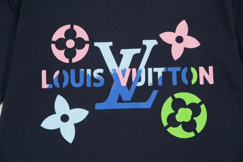 Sporty Louis Vuitton T-Shirts 138199